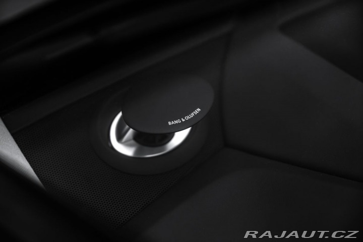 Audi S8 Exclusive masáže Pano HuD 2025