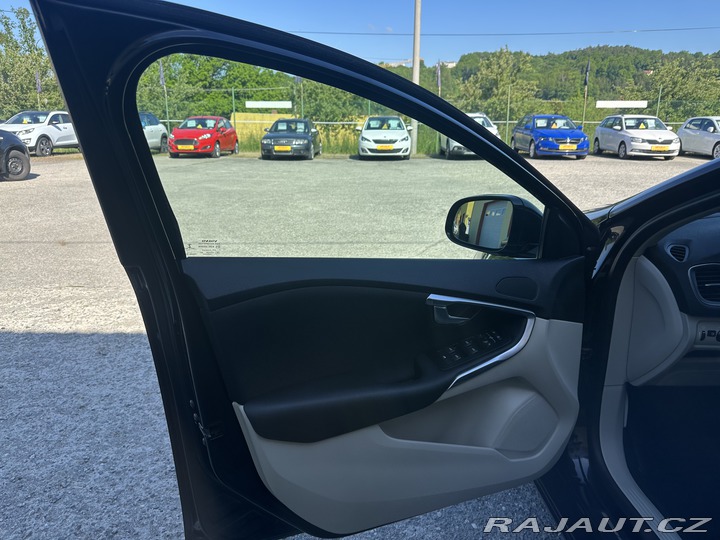 Volvo V40 2.0D 110kW/Automat/Výhřev 2013