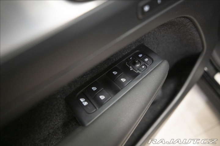 Volvo XC40 2,0 B4 NAVI KAMERA VÝHŘEV 2022