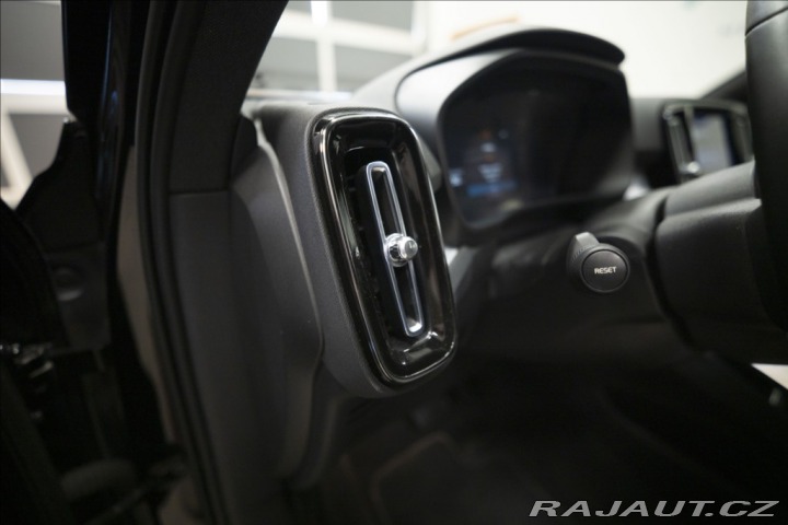 Volvo XC40 2,0 B4 NAVI KAMERA VÝHŘEV 2022