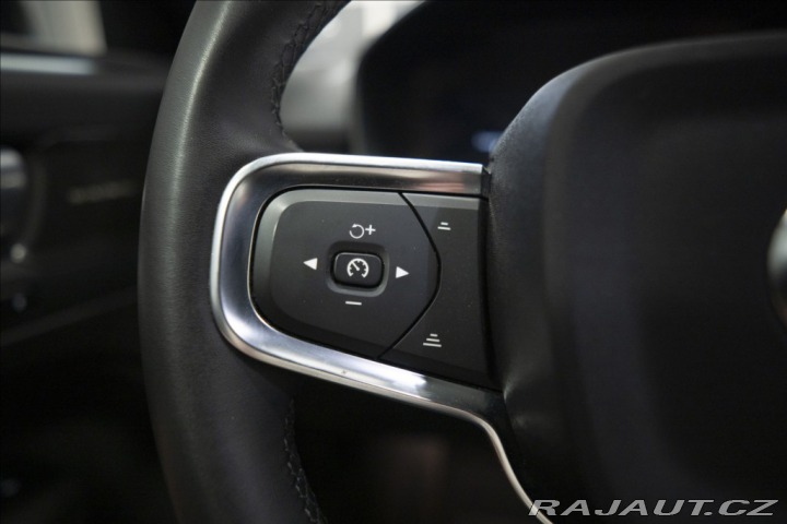 Volvo XC40 2,0 B4 NAVI KAMERA VÝHŘEV 2022
