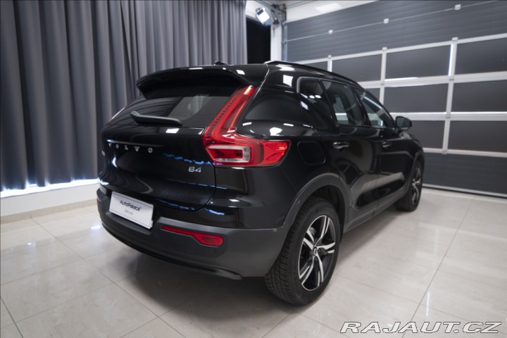 Volvo XC40 2,0 B4 NAVI KAMERA VÝHŘEV 2022