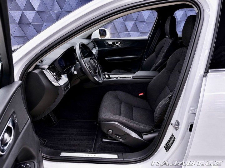 Volvo XC60 B4 AWD MOMENTUM, KAMERA, 2021