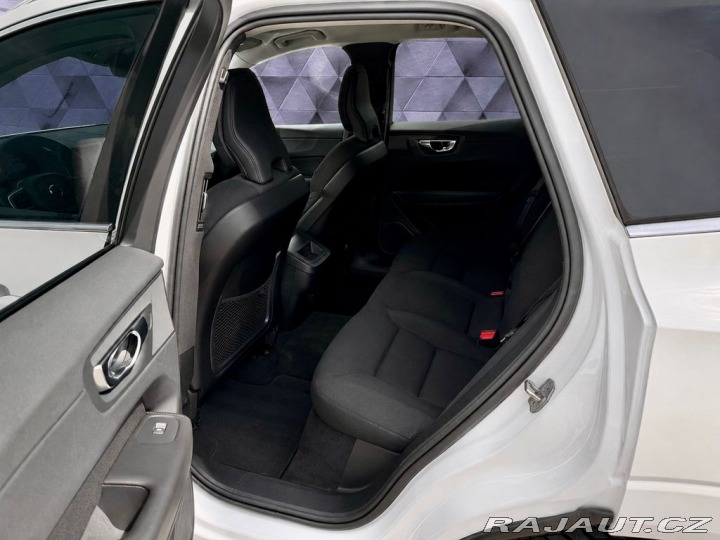 Volvo XC60 B4 AWD MOMENTUM, KAMERA, 2021