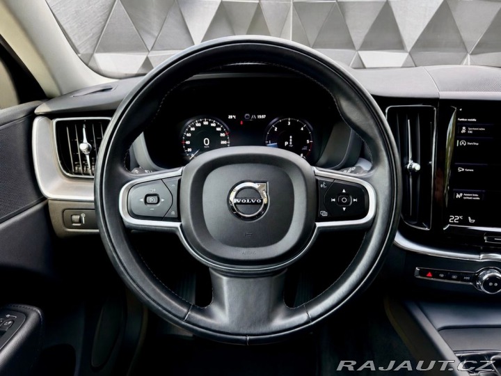 Volvo XC60 B4 AWD MOMENTUM, KAMERA, 2021