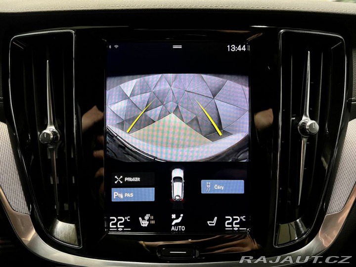 Volvo XC60 B4 AWD MOMENTUM, KAMERA, 2021