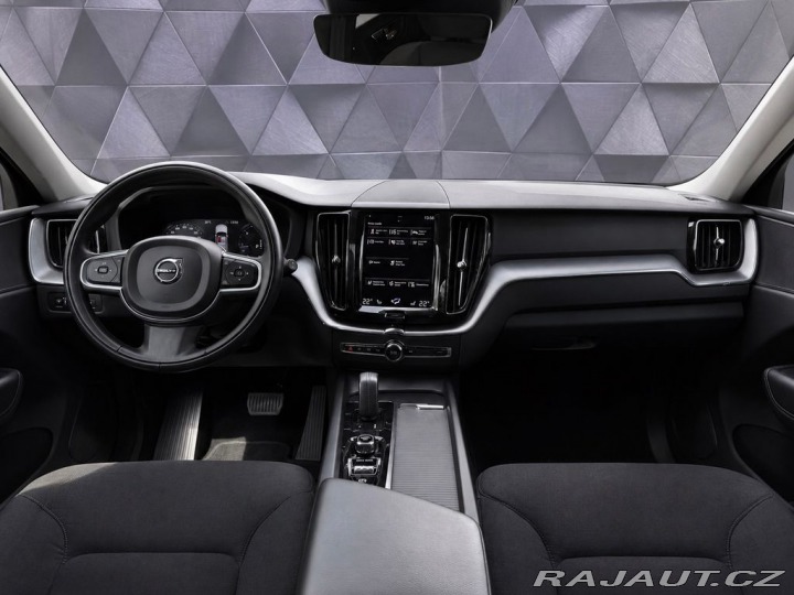 Volvo XC60 B4 AWD MOMENTUM, KAMERA, 2021