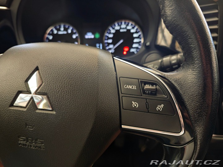 Mitsubishi Outlander 2.0 Mivec Diamant 2WD Kam 2017