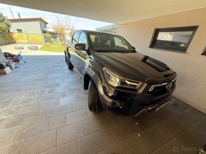 Toyota Hilux invicible v plné výbavě