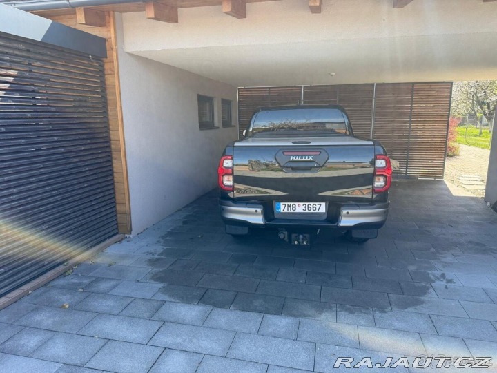 Toyota Hilux invicible v plné výbavě 2023