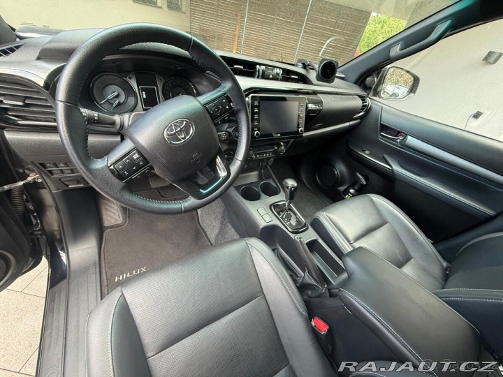 Toyota Hilux invicible v plné výbavě 2023