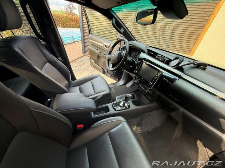 Toyota Hilux invicible v plné výbavě 2023