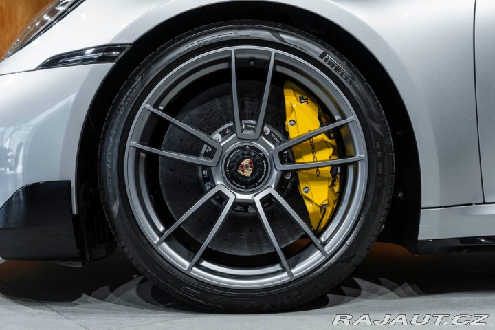 Porsche 911 Turbo S 2024