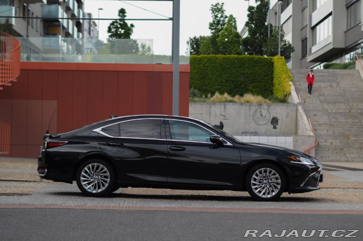 Lexus Ostatní modely ES 300h 300H 2,5 HEV LUXURY 2024