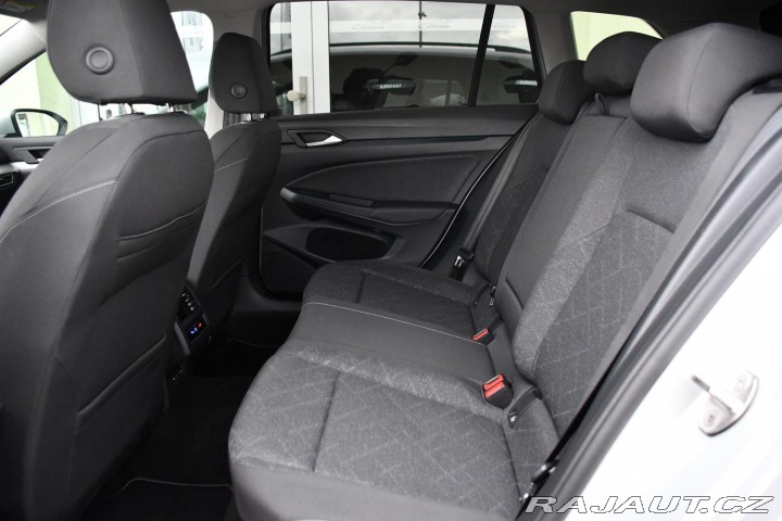 Volkswagen Golf 1.5eTSi DSG LIFE ČR 1.MAJ 2023