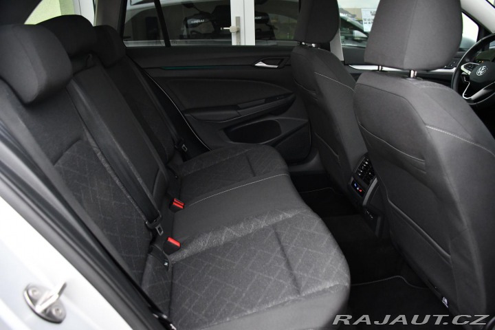 Volkswagen Golf 1.5eTSi DSG LIFE ČR 1.MAJ 2023
