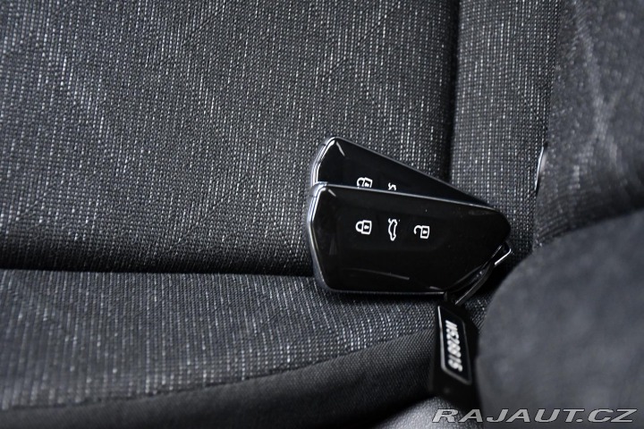 Volkswagen Golf 1.5eTSi DSG LIFE ČR 1.MAJ 2023