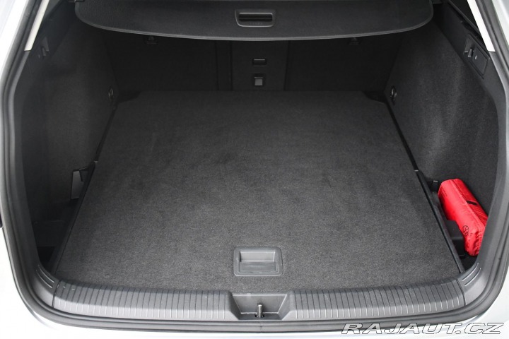 Volkswagen Golf 1.5eTSi DSG LIFE ČR 1.MAJ 2023