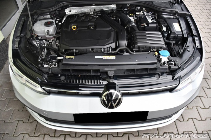 Volkswagen Golf 1.5eTSi DSG LIFE ČR 1.MAJ 2023