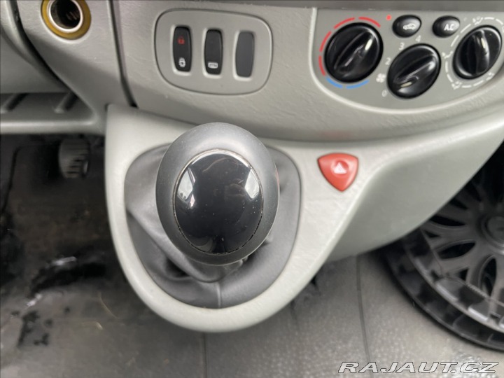 Opel Vivaro 2,5 DCi 107kw 9míst Klima 2008