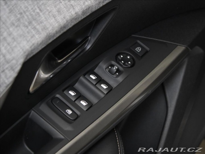 Peugeot 5008 1,2 Hybrid Allure 20tkm. 2025