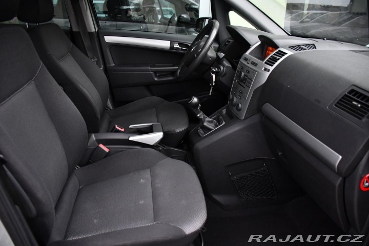 Opel Zafira 1.8i VYHŘ. SEDAČKY TAŽNÉ 2009
