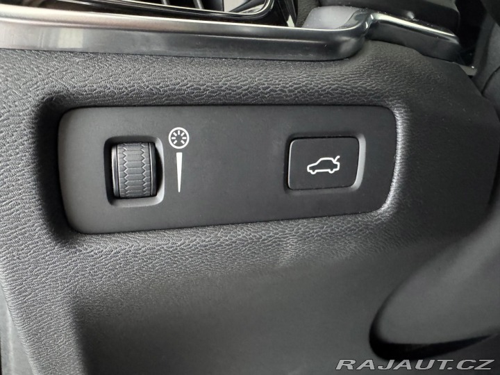 Volvo V60 D3 AUT*110kW*LED*KeyLess* 2020