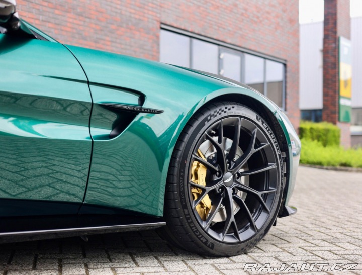Aston Martin V8 Vantage Roadster 4.0 | Malachit 2025