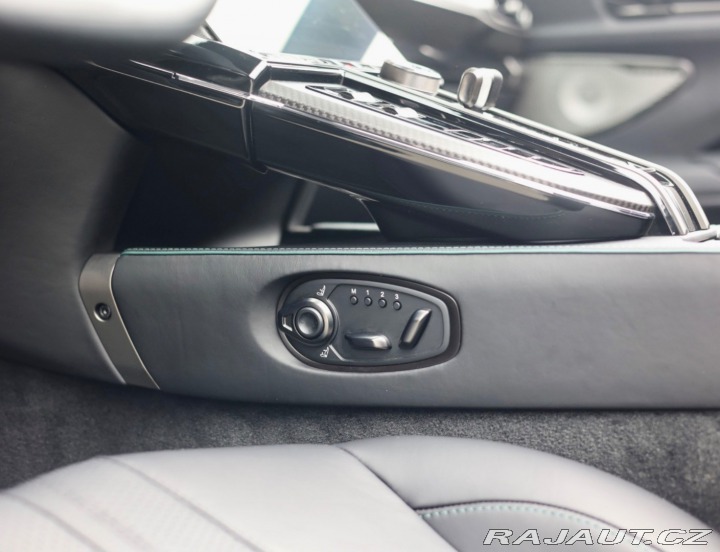 Aston Martin V8 Vantage Roadster 4.0 | Malachit 2025