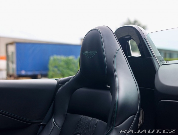 Aston Martin V8 Vantage Roadster 4.0 | Malachit 2025