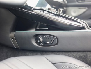 Aston Martin V8 Vantage Roadster 4.0 | Malachit 2025