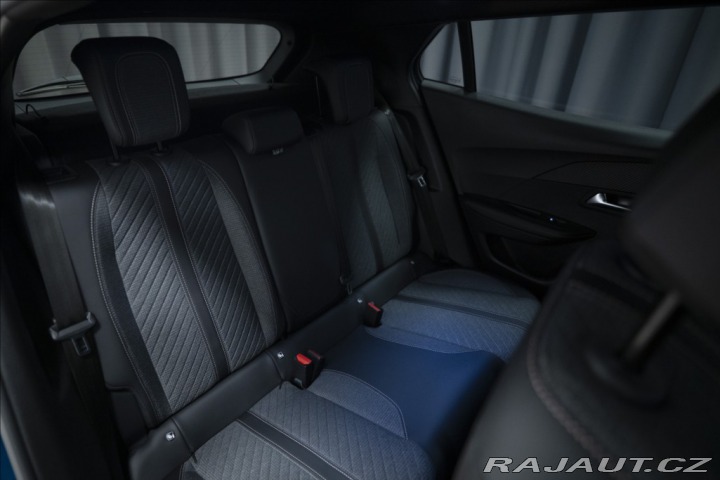 Peugeot 2008 1,2 AT HYBRID KAMERA VÝHŘ 2025