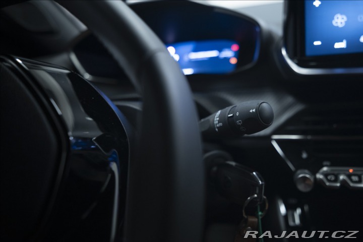 Peugeot 2008 1,2 AT HYBRID KAMERA VÝHŘ 2025