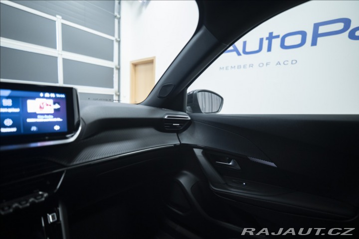 Peugeot 2008 1,2 AT HYBRID KAMERA VÝHŘ 2025