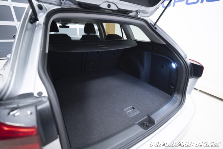 Volkswagen Golf 1,5 eTSI DSG KAMERA VÝHŘE 2023