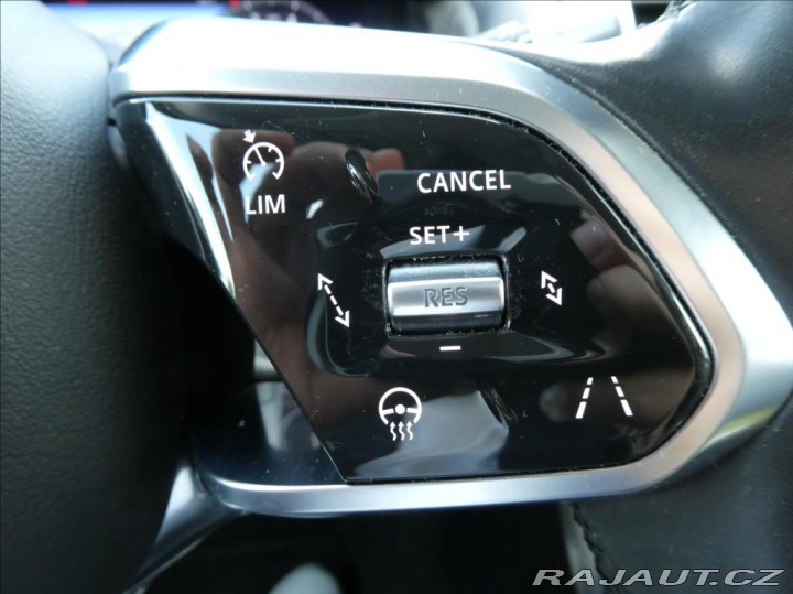 Jaguar XE 2,0 P300 SE, 1.Maj ČR, AW 2019