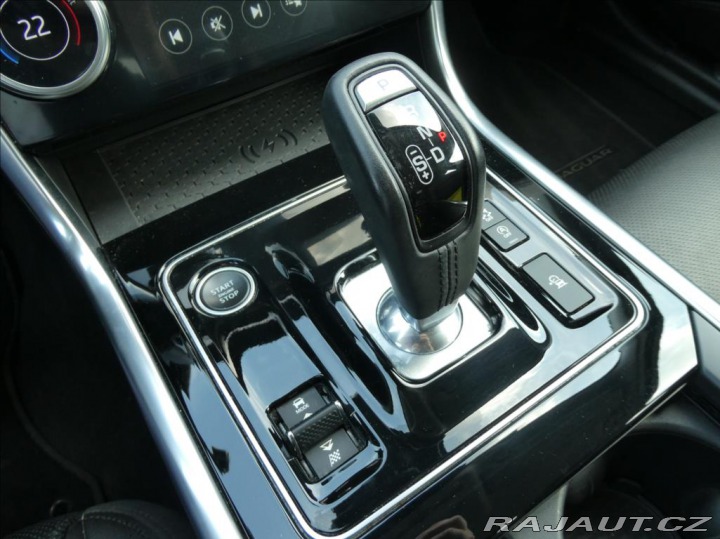 Jaguar XE 2,0 P300 SE, 1.Maj ČR, AW 2019