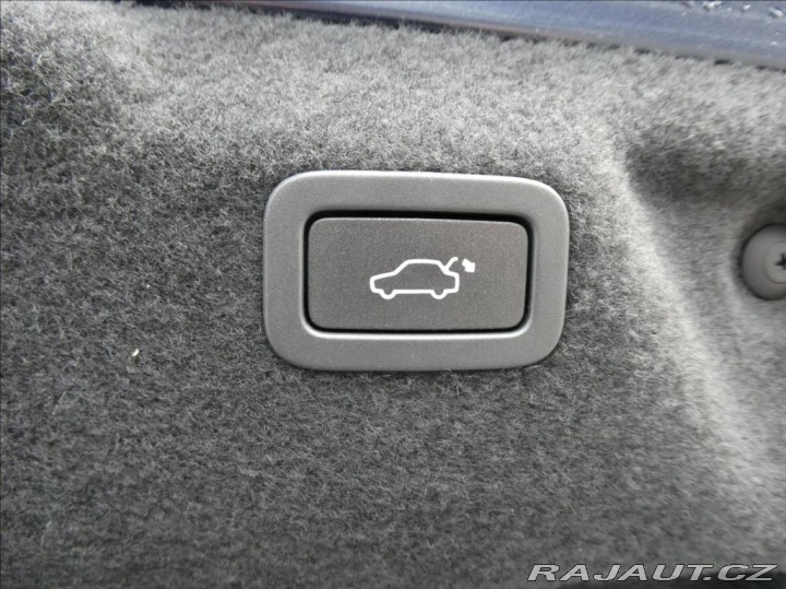 Jaguar XE 2,0 P300 SE, 1.Maj ČR, AW 2019
