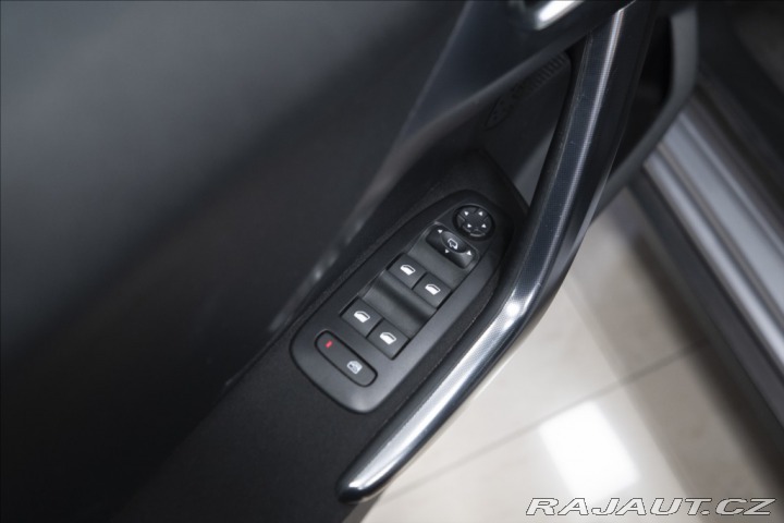 Peugeot 2008 1,2 i AT NAVI VÝHŘEV TAŽN 2017