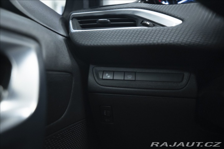 Peugeot 2008 1,2 i AT NAVI VÝHŘEV TAŽN 2017