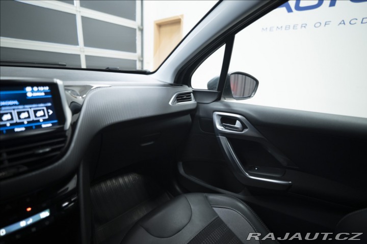 Peugeot 2008 1,2 i AT NAVI VÝHŘEV TAŽN 2017