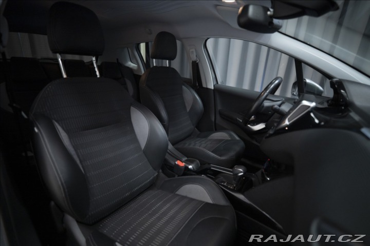 Peugeot 2008 1,2 i AT NAVI VÝHŘEV TAŽN 2017