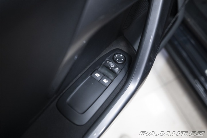 Peugeot 2008 1,2 i 1. AUT. AC VÝHŘEV 1 2018
