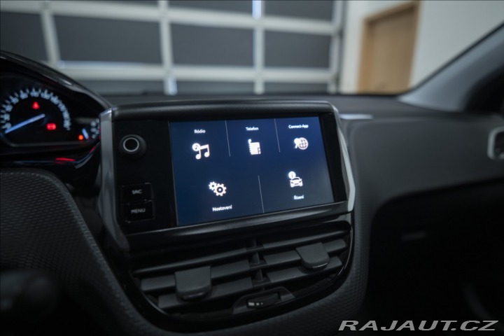 Peugeot 2008 1,2 i 1. AUT. AC VÝHŘEV 1 2018