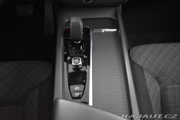 Volvo XC60 B4 CORE*REZERVACE* 2023