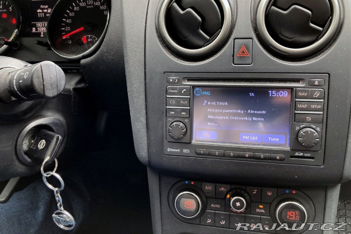 Nissan Qashqai STK 12/2027 + SADA DISKŮ/ 1800