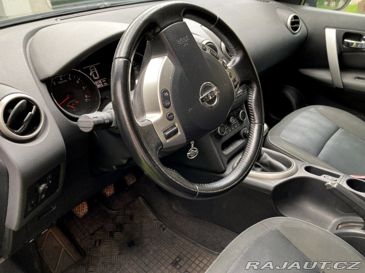 Nissan Qashqai STK 12/2027 + SADA DISKŮ/ 1800