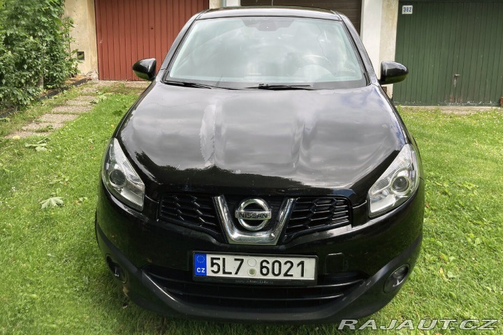 Nissan Qashqai STK 12/2027 + SADA DISKŮ/ 1800