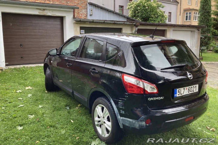 Nissan Qashqai STK 12/2027 + SADA DISKŮ/ 1800