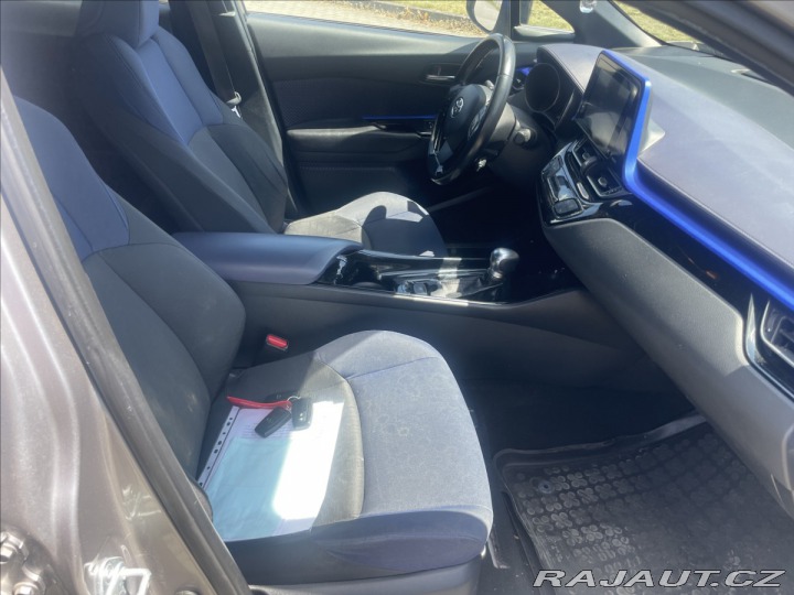 Toyota C-HR 1,8 i 72kw Hybrid e-CVT 2017